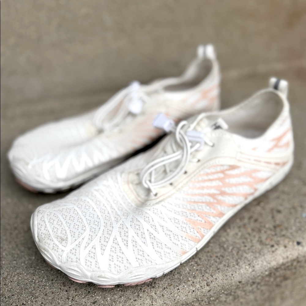 Women’s barefoot trail shoes